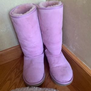 Size 6 gently used Ugg boots. They have only been worn 3-4 times. In great shape